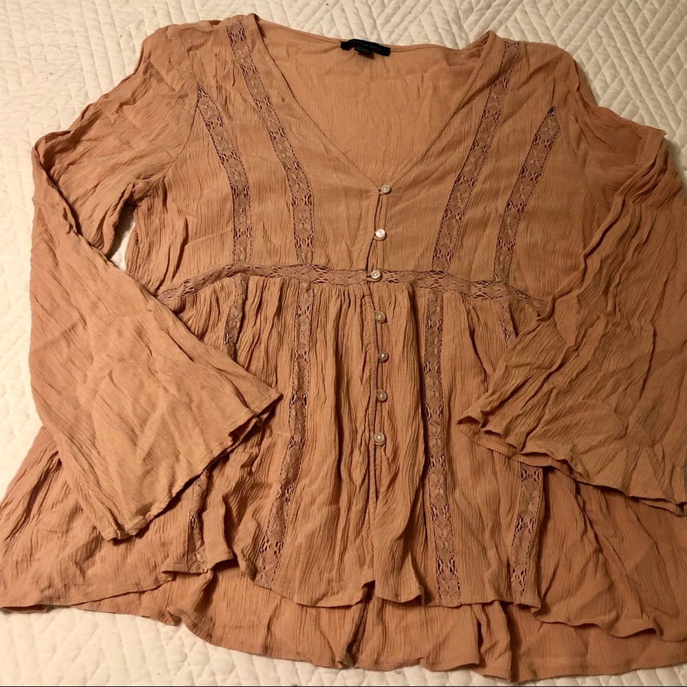 Size medium. Flirty blouse. Dress up dress down with jeans.